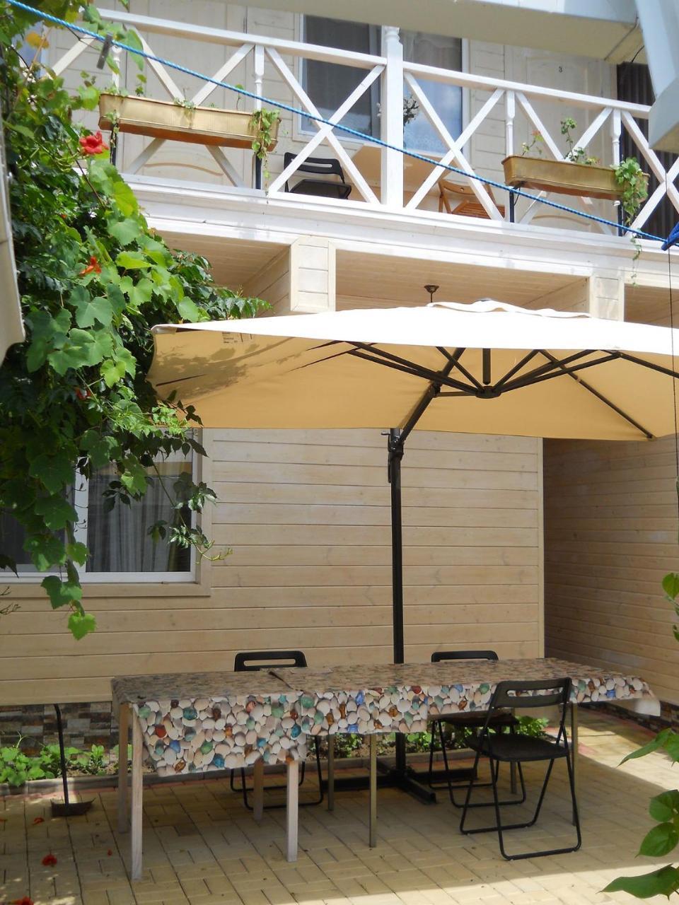 Добрый Лев Hotel Sukhumi Exterior photo